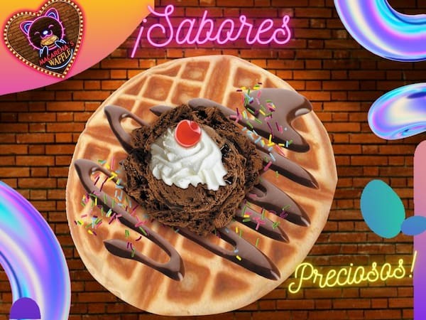 WAFFLE CHOCOLATE CON HELADO, CONFETTI CEREZA CHANTILLY TOPPINGS Y SYRUP HERCHEYS